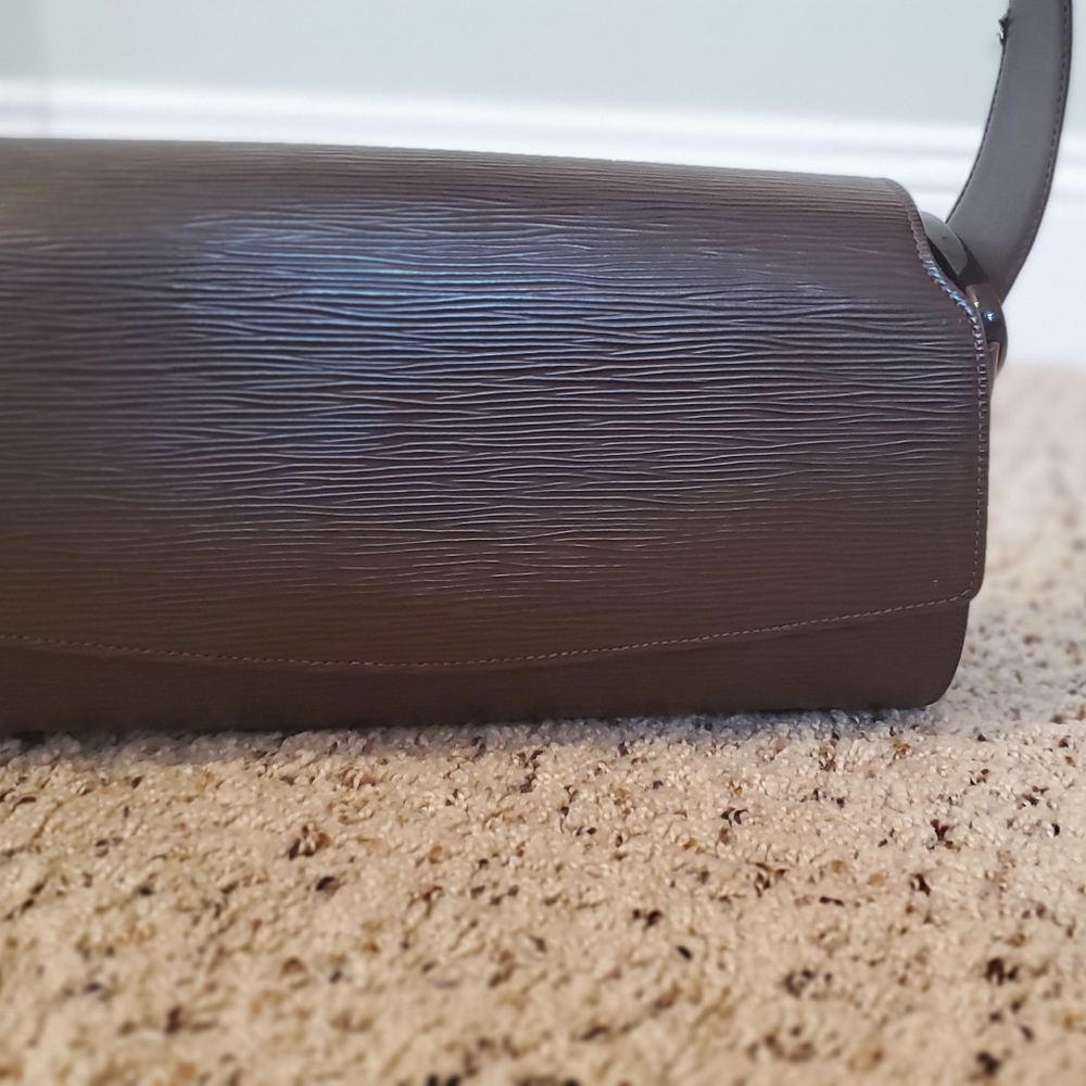 LOUIS VUITTON bag - Picture 2 of 11